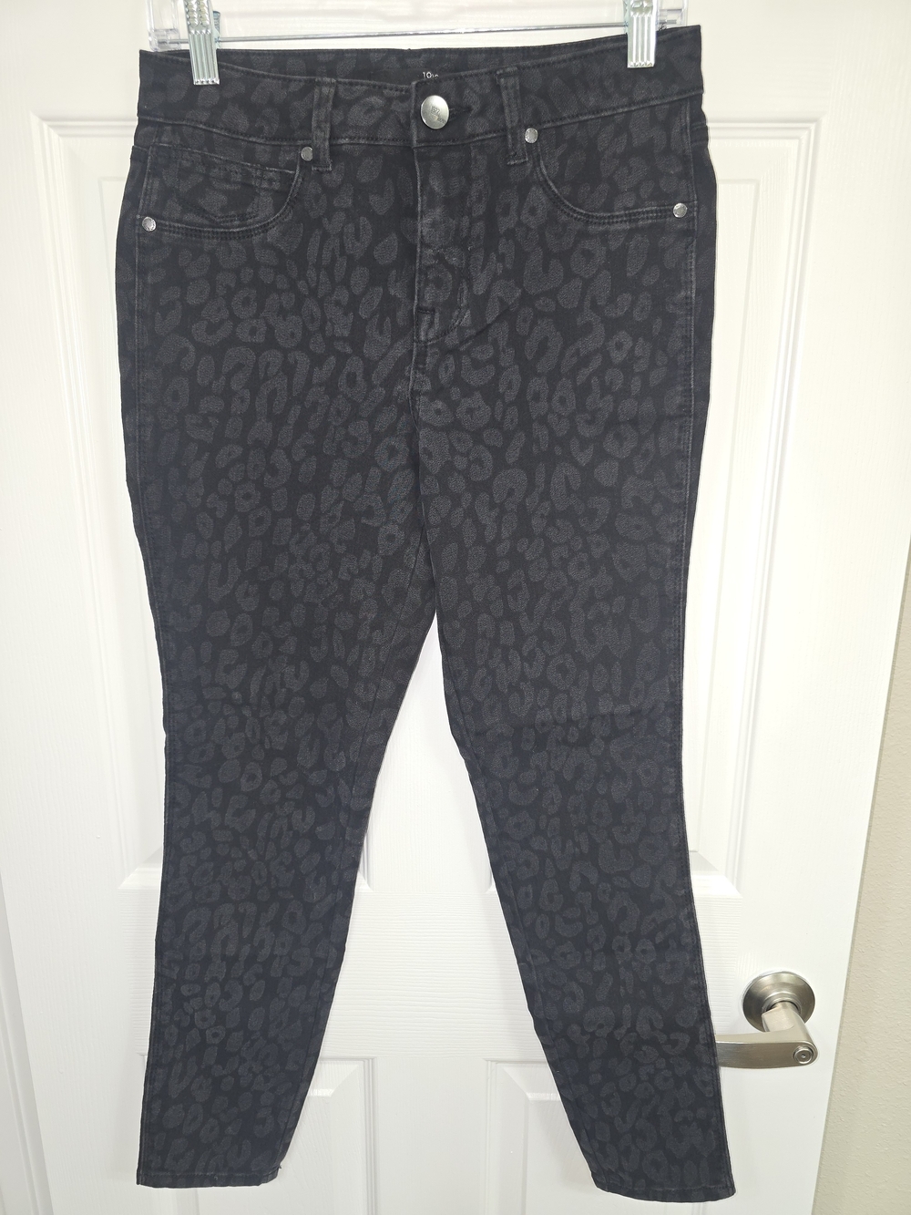 1822 Denim Black Leopard-Print Cropped Jeans
